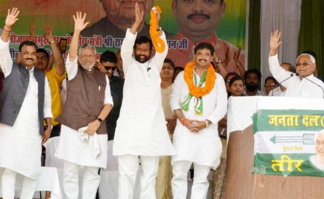 रामविलास हुए शायराना, नीतीश ने ली चुटकी, कहा- पूरे बिहार में खत्म हो गयी लालटेन की जरूरत