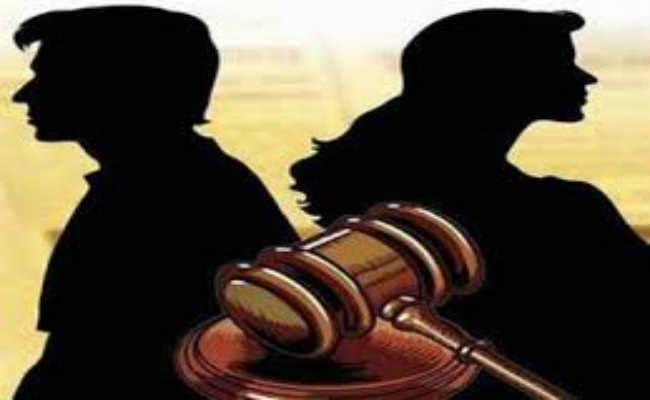 पति के रोज स्नान नहीं करने से परेशान पत्नी ने मांगा तलाक