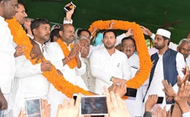 लालू प्रसाद के बिना बिखरता राजद, क्या तेजस्वी यादव पार्टी को निकाल पाएंगे इस भंवर से