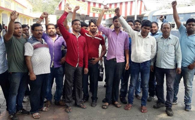 चंद्रपुरा : छुट्टी नहीं मिलने से नाराज लोको पायलट ने खुद पर उड़ेला किरासन, सहकर्मियों ने जलने से बचाया