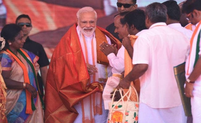 नवरात्र के मौके पर मंदिर में पीएम मोदी की तस्वीर लगाकर समर्थकों ने की पूजा