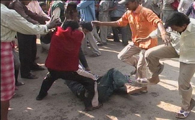 युवक की सामूहिक पिटाई