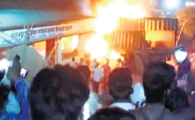 समस्तीपुर : दो की मौत से फूटा गुस्सा, वाहनों को फूंका, पुलिसकर्मियों को पीटा