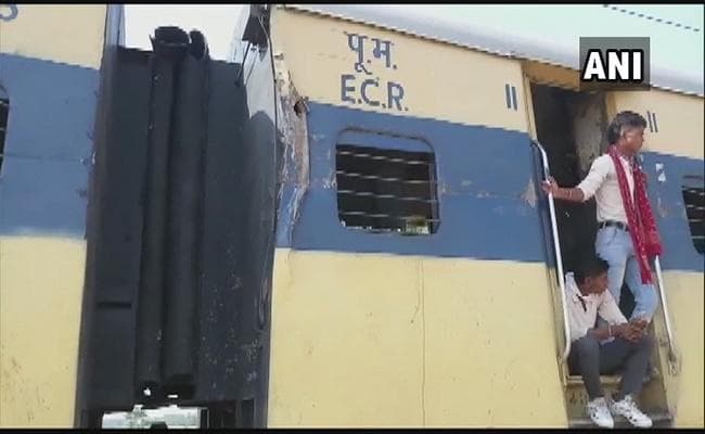 बड़ा रेल हादसा टला : पोकलेन मशीन से जा टकरायी पैसेंजर ट्रेन