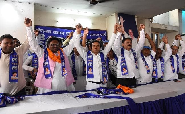 जदयू से डॉ अनिल कुमार साहनी व वीआइपी से स्वर्णलता सहनी बीएसपी में हुई शामिल