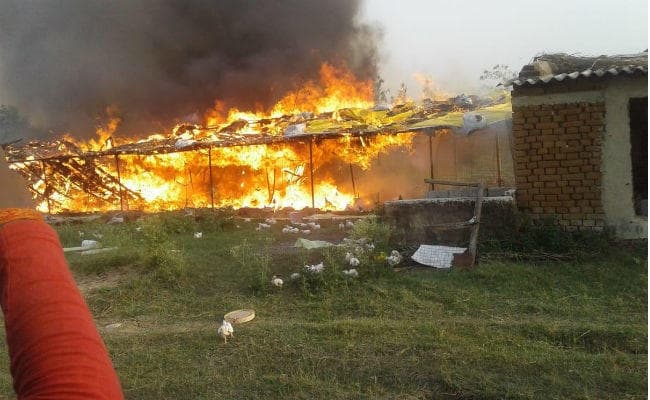चौपारण : मुर्गी फॉर्म में लगी आग संचालक झुलसकर हुआ घायल
