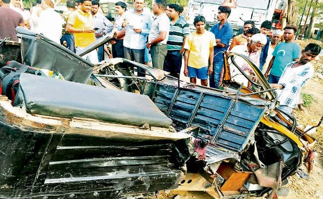 नामकुम : हादसे में एक ही परिवार के दो की मौत, पांच घायल