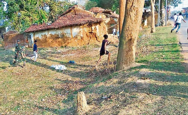 रातू : लाठीचार्ज के बाद छावनी में तब्दील हुआ झखराटांड़