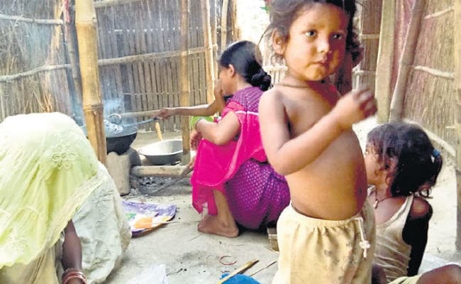 हाजीपुर के रविदास टोले में नहीं बना शौचालय, टाट के घरों में जल रहे माटी के चूल्हे