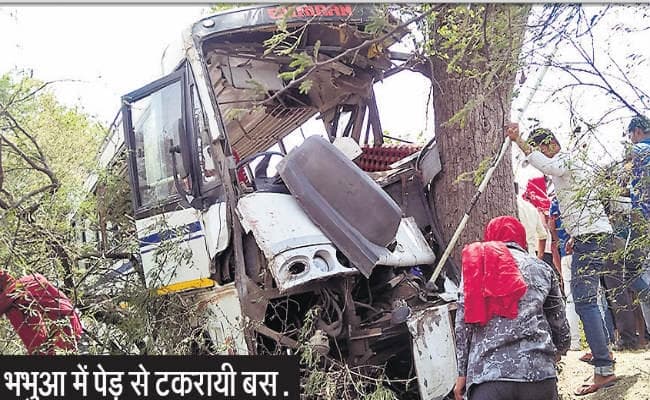 रोहतास : बाइक में धक्का मारते पेड़ से टकरायी बस, दो की मौत