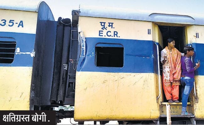 हाजीपुर : पैसेंजर ट्रेन व पोकलेन में टक्कर, बड़ा हादसा टला