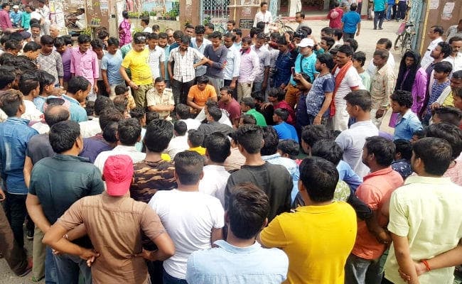 बिजली ठीक करने के दौरान आ गया करंट, झुलसने से मिस्त्री की मौत, लोगों ने सड़क जाम कर किया प्रदशैन