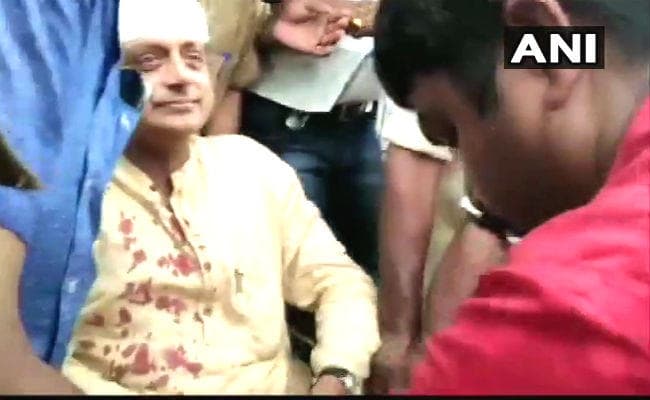 ‘तुलाभरम” की रस्म के दौरान शशि थरूर पर गिरा तराजू, सिर में लगे छह टांके