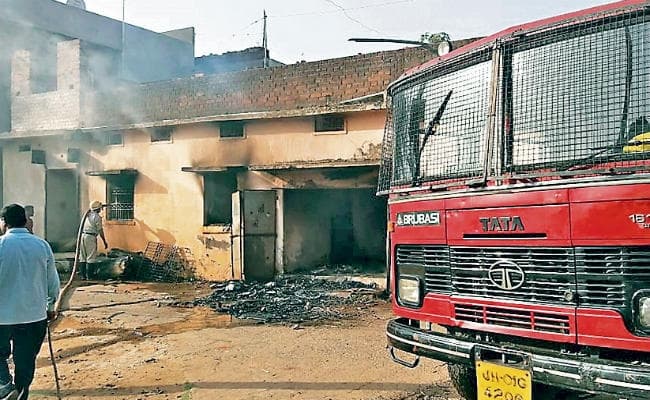 हजारीबाग में पूजा समिति के सदस्य की हत्या, उग्र लोगों ने आरोपी का घर फूंका