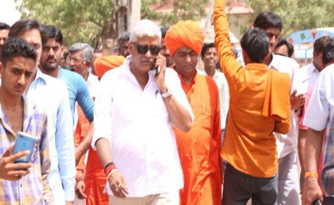 सरकारी अधिकारियों को धमकी देते कैमरे में कैद हो गये केंद्रीय मंत्री शेखावत