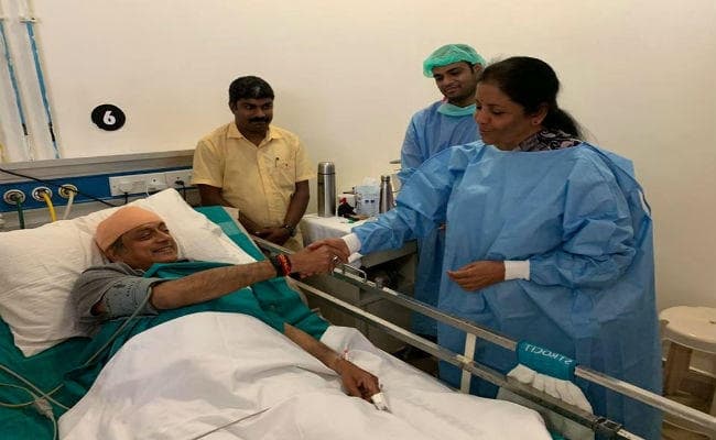 थरूर से मिलने पहुंची निर्मला सीतारमण तो बोले शशि, भारतीय राजनीति में शिष्टाचार एक दुर्लभ गुण