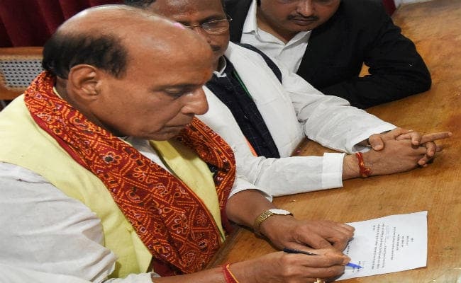 राजनाथ सिंह ने रोड शो के बाद किया नामांकन, मंदिर में की पूजा-अर्चना