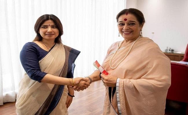 कांग्रेस के टिकट पर पटना साहिब से किस्मत आजमा रहे शत्रुघ्न सिन्हा की पत्नी सपा में शामिल, राजनाथ को देंगी चुनौती