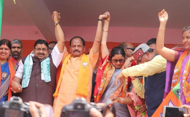 गिरिडीह में बोले CM रघुवर - बाबूलाल मरांडी में आदिवासी क्षेत्र से चुनाव लड़ने की हिम्मत नहीं