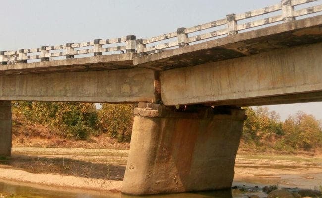 बिशुनपुर में लोंगा पुल का पिलर टेढ़ा, छह हजार आबादी जान हथेली पर रख करते हैं सफर