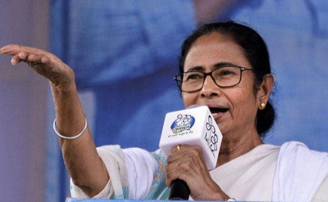 ममता बनर्जी का नरेंद्र मोदी पर तंज, कहा - ढोये जा रहे रंगीन बक्सों पर ध्यान दें