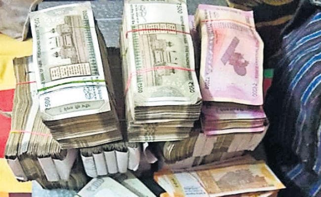 पटना : दूसरे दिन भी जारी रही आयकर की छापेमारी, पूर्व विधायक के पास से 10 करोड़ से ज्यादा के लेन-देन के मिले प्रमाण