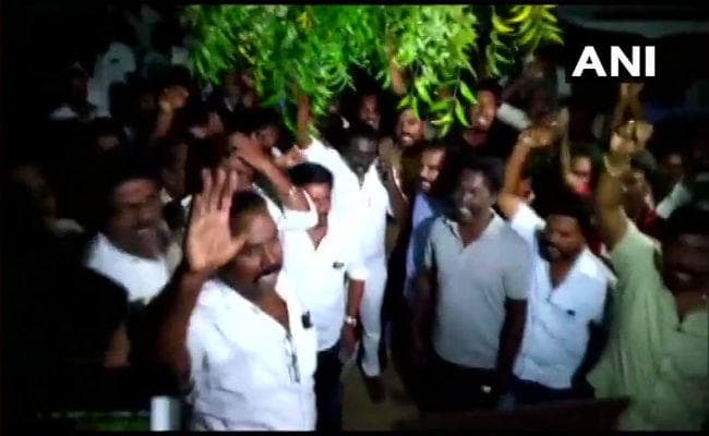 मतदान से पहले तमिलनाडु में आयकर का छापा, 1.48 करोड़ रुपये नकद जब्त, पुलिस को चलानी पड़ी गोली