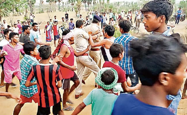 प्रेमी युगल को थाना भेजने पर उग्र हुए आदिवासी ग्रामीण, पुलिस को बंधक बना कर पीटा