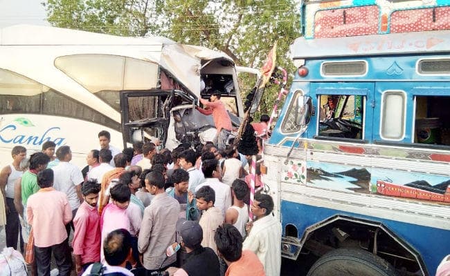 रांची से पटना आ रही बस की ट्रक से सीधी टक्कर, चालक और महिला गंभीर रूप से घायल, ...देखें वीडियो