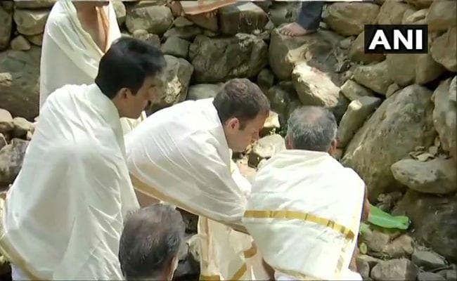 नंगे पांव पथरीले रास्ते से होते हुए राहुल गांधी पहुंचे तिरुनेली मंदिर, देखें तस्वीरें