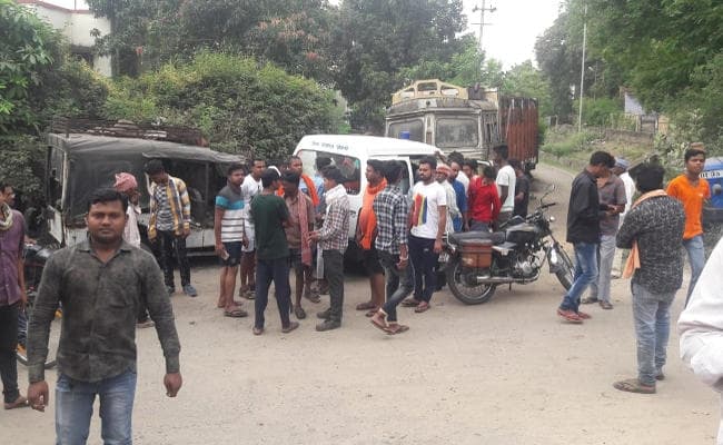 रांची से घर लौट रहे युवकों की बाइक दूसरी बाइक से टकरायी, दो की मौत, एक गंभीर