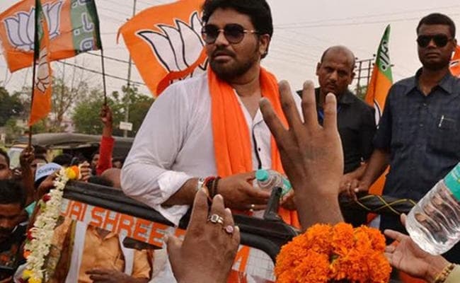 पश्चिम बंगाल : चिलचिलाती धूप में प्रचार के लिए कोई कसर नहीं छोड़ रहे उम्मीदवार