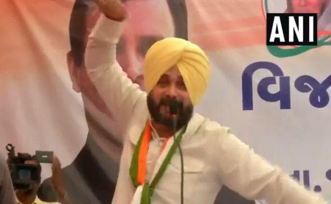 VIDEO: सिद्धू ने की बाबा रामदेव की ऐक्टिंग, कहा- पेट खाली, कराया जा रहा है योगा और...