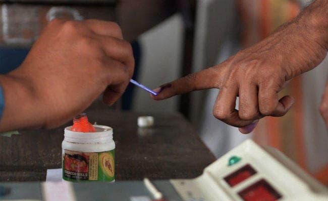 असम : नागरिकों से वोट डालने की अपील कर रहे हैं लोक कलाकार