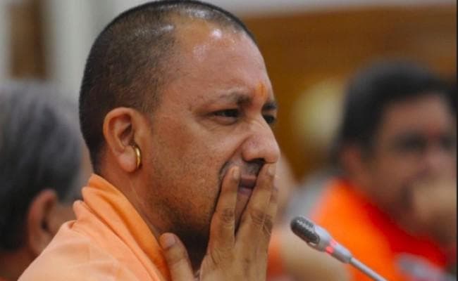 चुनाव आयोग का प्रतिबंध झेल रहे हैं योगी और मायावती, ट्विटर हैडिंल खामोश