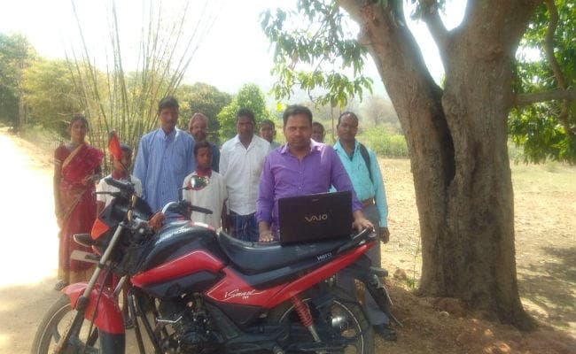 गुमला : उग्रवाद प्रभावित इलाके में नेटवर्क की सुविधा नहीं, पेड़ के नीचे चलता है प्रज्ञा केंद्र