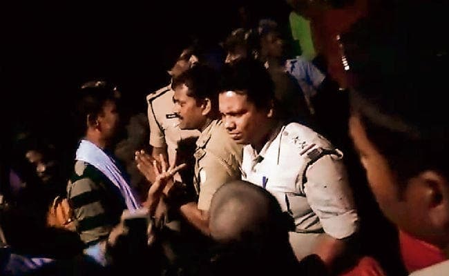 भागलपुर : छेड़खानी को ले भिड़े दो गुट, फायरिंग, उप्रदवियों ने की तोड़फोड़ पुलिस को बनाया बंधक