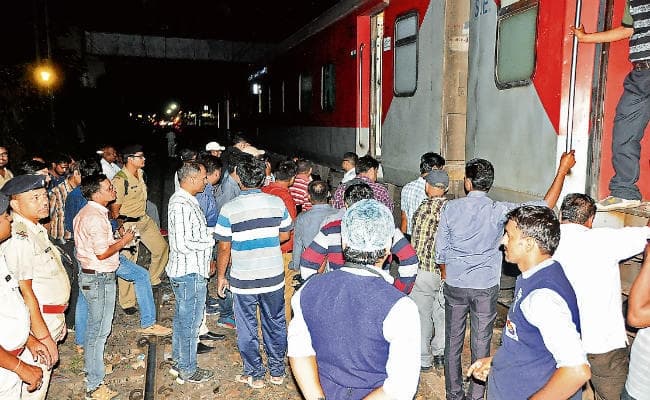 बिरसा चौक के पास रांची-नयी दिल्ली राजधानी एक्सप्रेस की तीन बोगियां अलग हुईं, हादसा टला