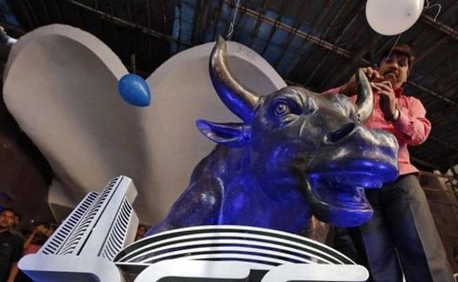 शुरुआती कारोबार में सेंसेक्स रिकॉर्ड स्तर पर पहुंचा, RIL के शेयर दो प्रतिशत तक चढ़े