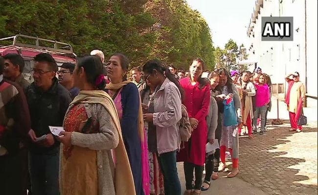 पश्चिम बंगाल LIVE : शाम पांच बजे तक दार्जिलिंग में 72.03 और रायगंज में 73.42 प्रतिशत मतदान