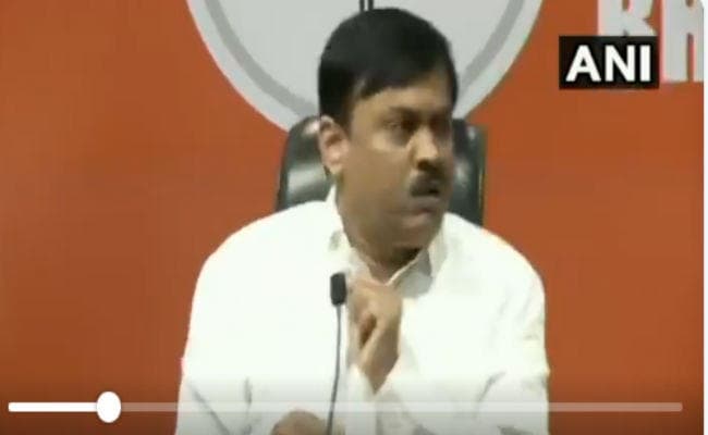 VIDEO : भाजपा नेता जीवीएल नरसिम्हा राव पर प्रेस कॉन्फ्रेंस के दौरान जूता फेंका गया, आरोपी गिरफ्तार