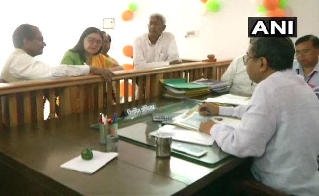 उत्तर प्रदेश : मेनका गांधी ने सुल्‍तानपुर से किया नामांकन, लोगों से कहा- हम आपके साथ हैं