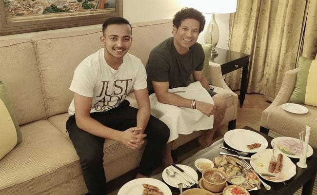 इस युवा खिलाड़ी को वर्ल्‍डकप टीम में नहीं मिली जगह, ''क्रिकेट के भगवान'' ने डिनर देकर किया हैरान