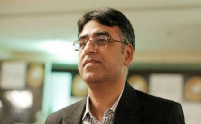 IMF से राहत पैकेज मिलने से पहले पाकिस्तान के वित्त मंत्री ने दिया इस्तीफा