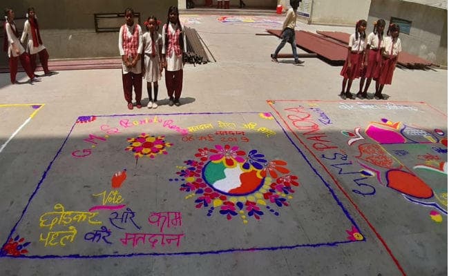 रांची समाहरणालय में मतदाता जागरूकता को लेकर रंगोली प्रतियोगिता का आयोजन