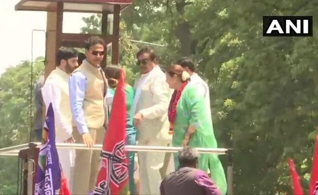 सपा प्रत्याशी पूनम सिन्हा ने लखनऊ से भरा पर्चा, रोड शो में साथ रहे पति शत्रुघ्न सिन्हा