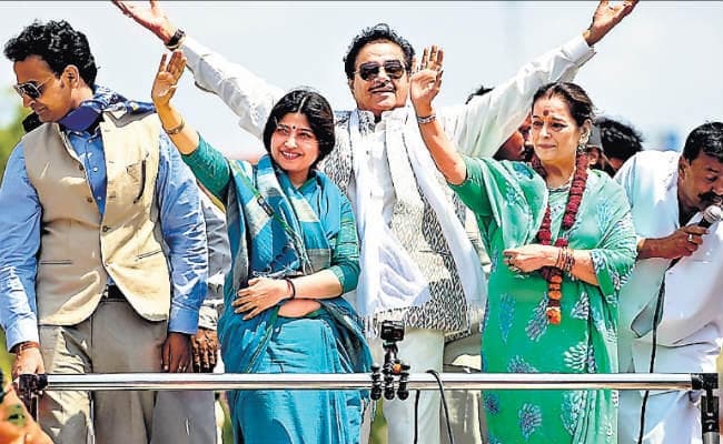 शत्रुघ्न सिन्हा ने पत्नी व सपा का किया प्रचार, इन्‍हें बताया पीएम उम्‍मीदवार, कांग्रेस में नाराजगी