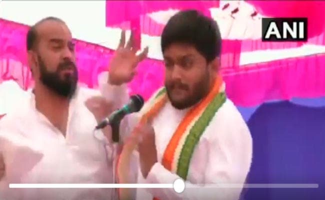 VIDEO हार्दिक पटेल को चुनावी रैली में एक व्यक्ति ने थप्पड़ जड़ा, अफरा-तफरी