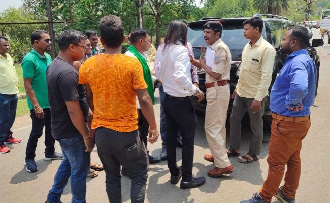 झामुमो विधायक चंपई सोरेन के पुत्र बाबूलाल की दबंगई, मजिस्ट्रेट को दी गाली, नहीं करने दी वाहन चेकिंग