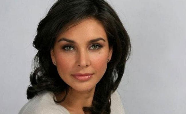 Lisa Ray Close to the Bone : मेरी किताब हम सब के चेहरे पर लगे नकाब को हटाने की कोशिश